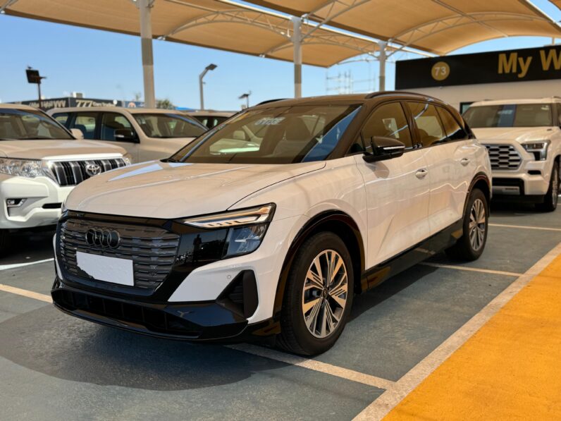 
								AUDI Q5-40 etron full									