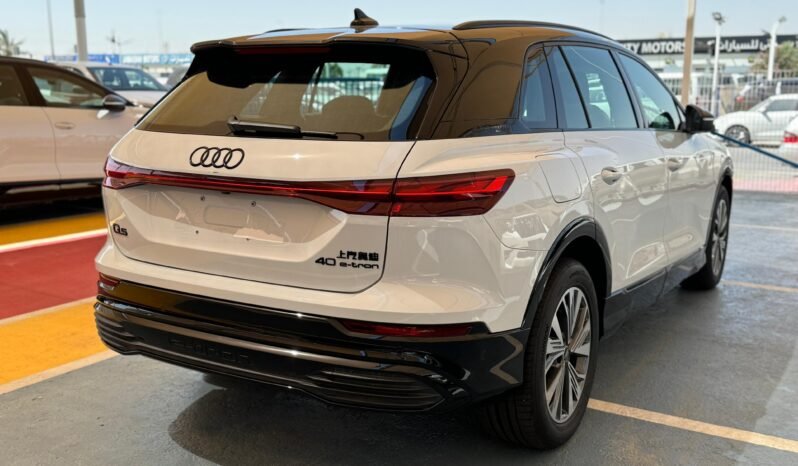 
								AUDI Q5-40 etron full									