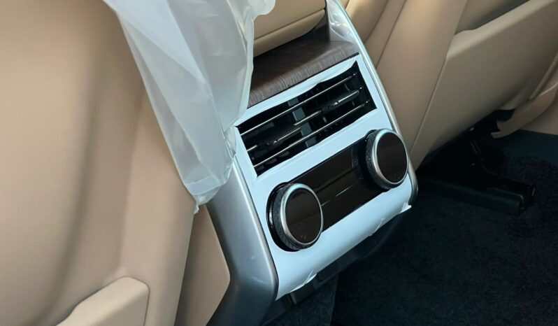 
								Land Rover Range Rover Vogue SE full									