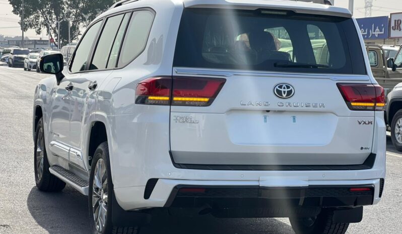 
								2025 Toyota Land Cruiser VXR 3.5L Hybrid full									