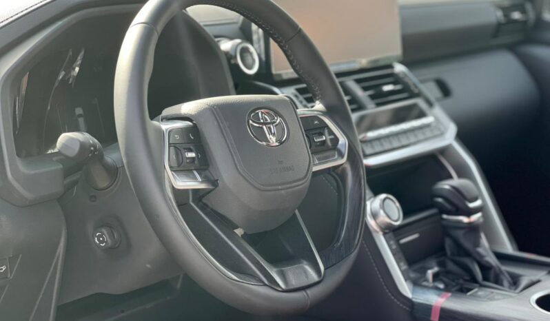 
								2025 Toyota Land Cruiser VXR 3.5L Hybrid full									